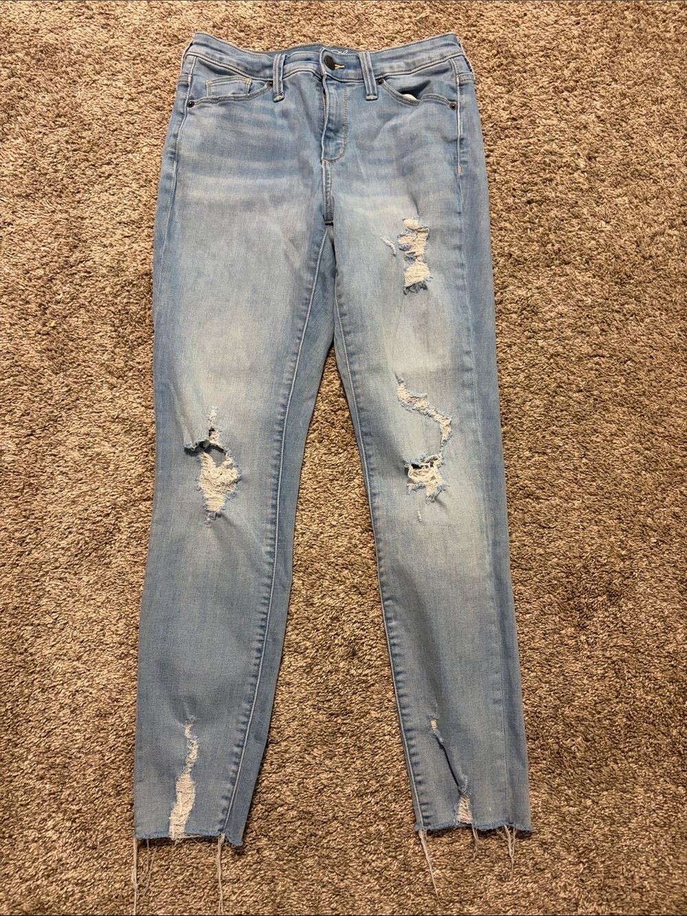Universal Thread Women’s Light Wash Distressed High Rise Skinny Jeans Size 6/28R